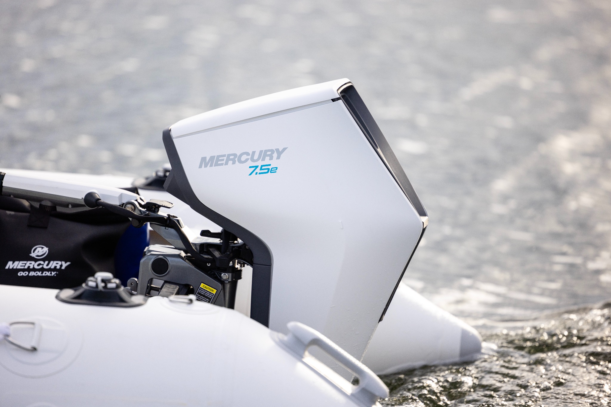 Mercury Avator 7.5e Elektro-Außenborder an einem Boot auf dem Wasser