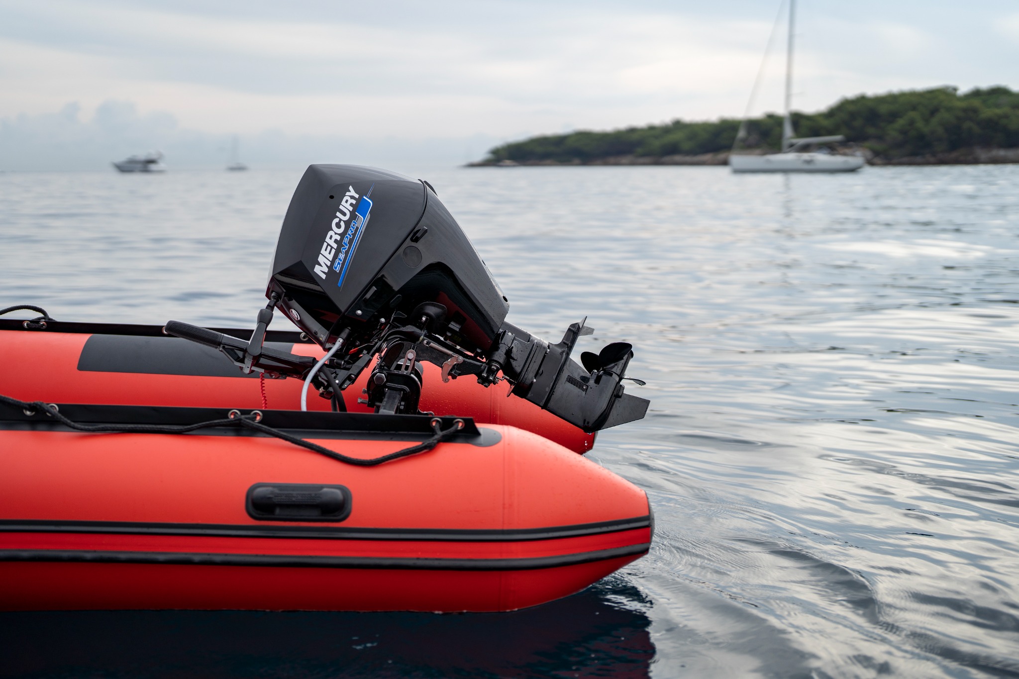 Mercury SeaPro Außenborder an einem roten Schlauchboot auf dem Wasser